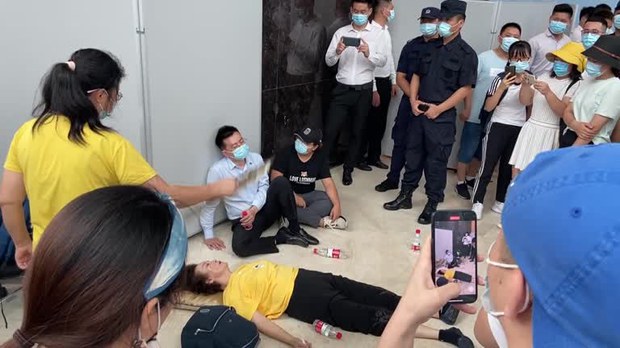 中国恒大集团位于深圳的总部2021年9月13日被抗议的投资民众围堵.jpeg