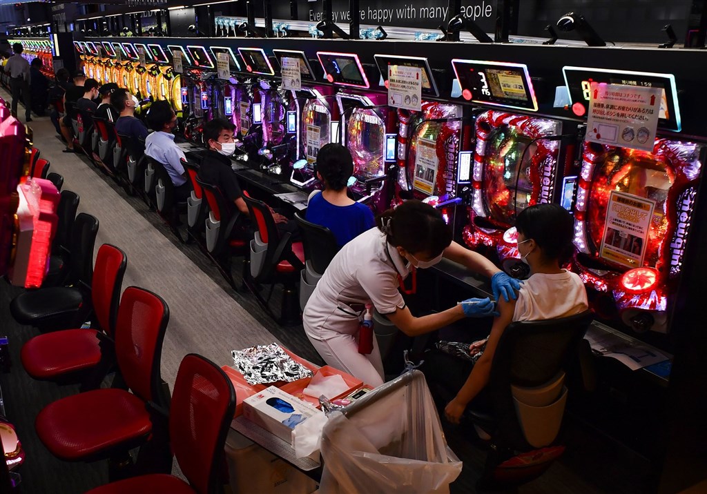 日本大阪市一家柏青哥店13日與14日停業2天，轉當COVID-19疫苗接種會場，為店家工作人員、附近的商店街成員與居民施打疫苗。（共同社）.jpg