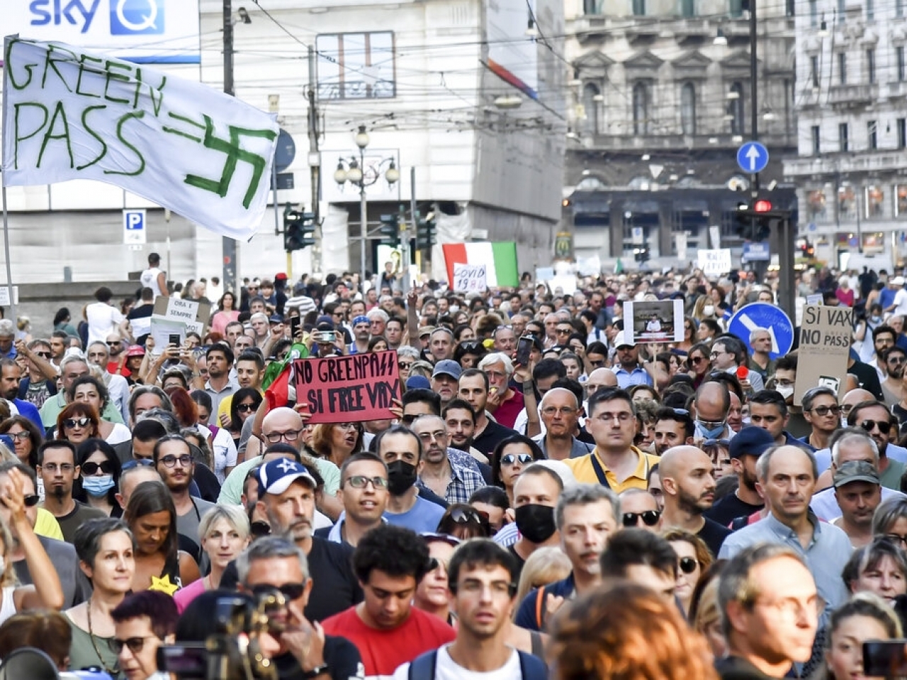 意大利政府計劃強制在工作場所實施新冠健康通行證，引發多場示威抗議。（美聯社資料圖片）.jpg