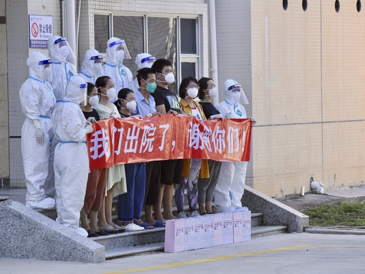 1632629327406294.jpg 廈門首批7宗本土新冠肺炎確診患者治愈出院,他們與醫務人員合影。(新華社).jpg