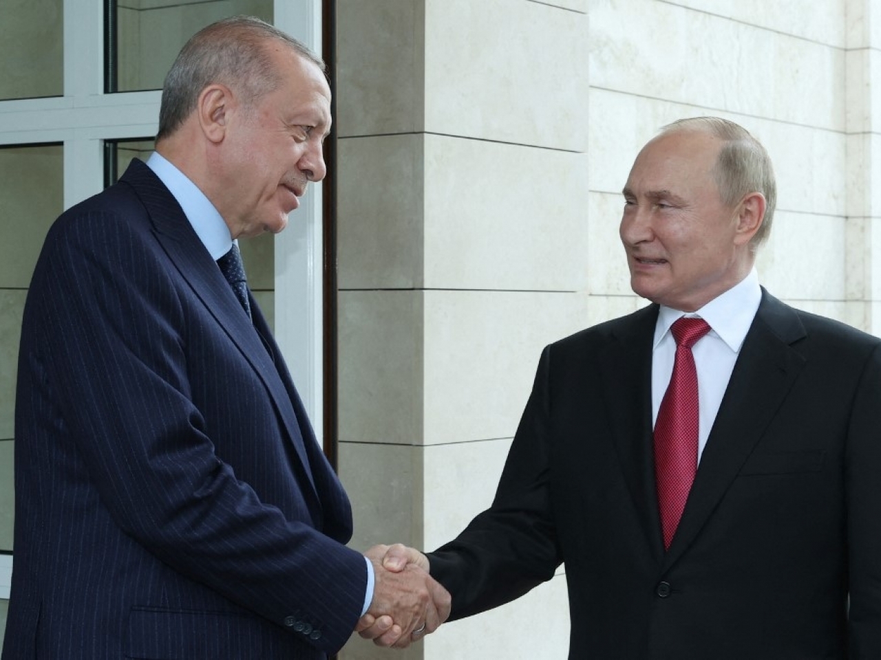 1632968214234371.jpg 俄羅斯總統普京(右)在索契官邸會見土耳其總統埃爾多安(左)。(法新社).jpg