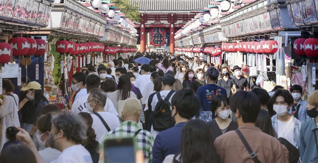 日本全面解除「緊急事態宣言」的第一個週末假日，各大觀光區迎接大批出遊人潮。圖為2日東京淺草寺湧入人潮。（共同社）.jpg