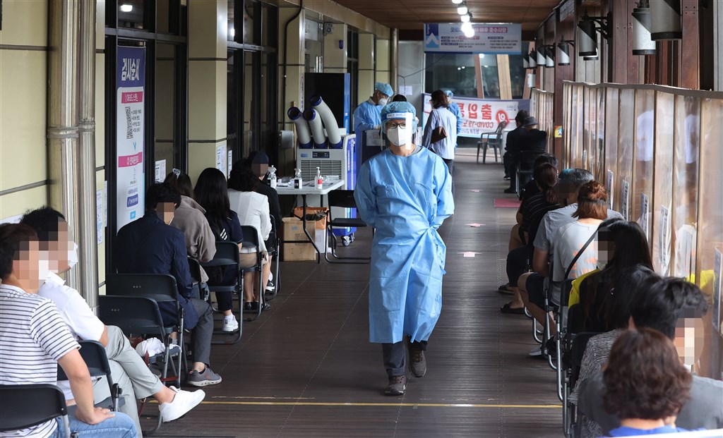 韓國中央防疫對策本部3日通報，境內新增2086例確診，累計31萬8105人染疫。圖為首爾市民接受COVID-19篩檢。（韓聯社）.jpg