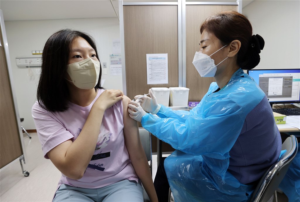 1633489671810135.jpg 韓國至今全國人口的77.4%至少已接種一劑疫苗,完全接種率達53%。圖為首爾市民正在接種疫苗。(韓聯社).jpg