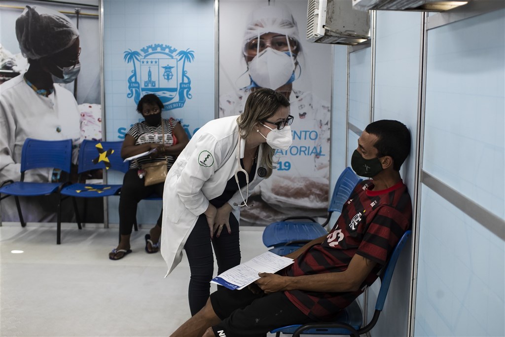 1633489713993334.jpg 巴西感染管制專家司徒其表示,目前有41%的巴西人口完整接種COVID-19疫苗,近幾週來的病例數、病床使用率和死亡率顯著下降。圖為8月巴西COVID-19篩檢棚內的民眾。(美聯社).jpg