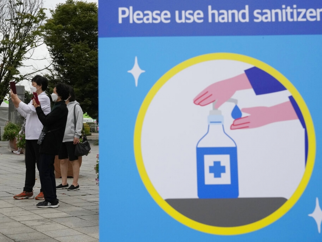 1633572691798551.jpg 南韩有公园设置宣传版,呼吁民众勤洁手。(美联社资料图片).jpg