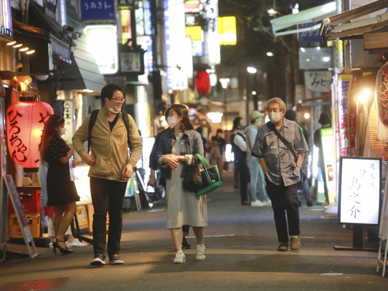 1633919431537166.jpg 東京民眾繼續戴口罩外出防疫。(美聯社資料圖片).jpg