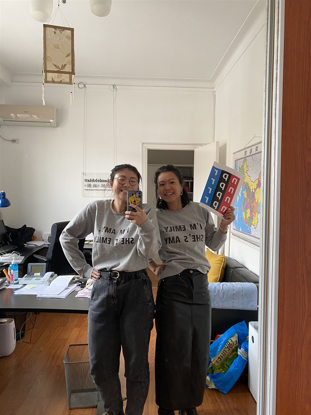 觀察者網等多家陸媒以「潛入貴州畢節的西方反華媒體是誰？都幹了甚麼？」等為題，指被舉報的記者為美國全國公共電台記者馮哲芸（右）。.jpg