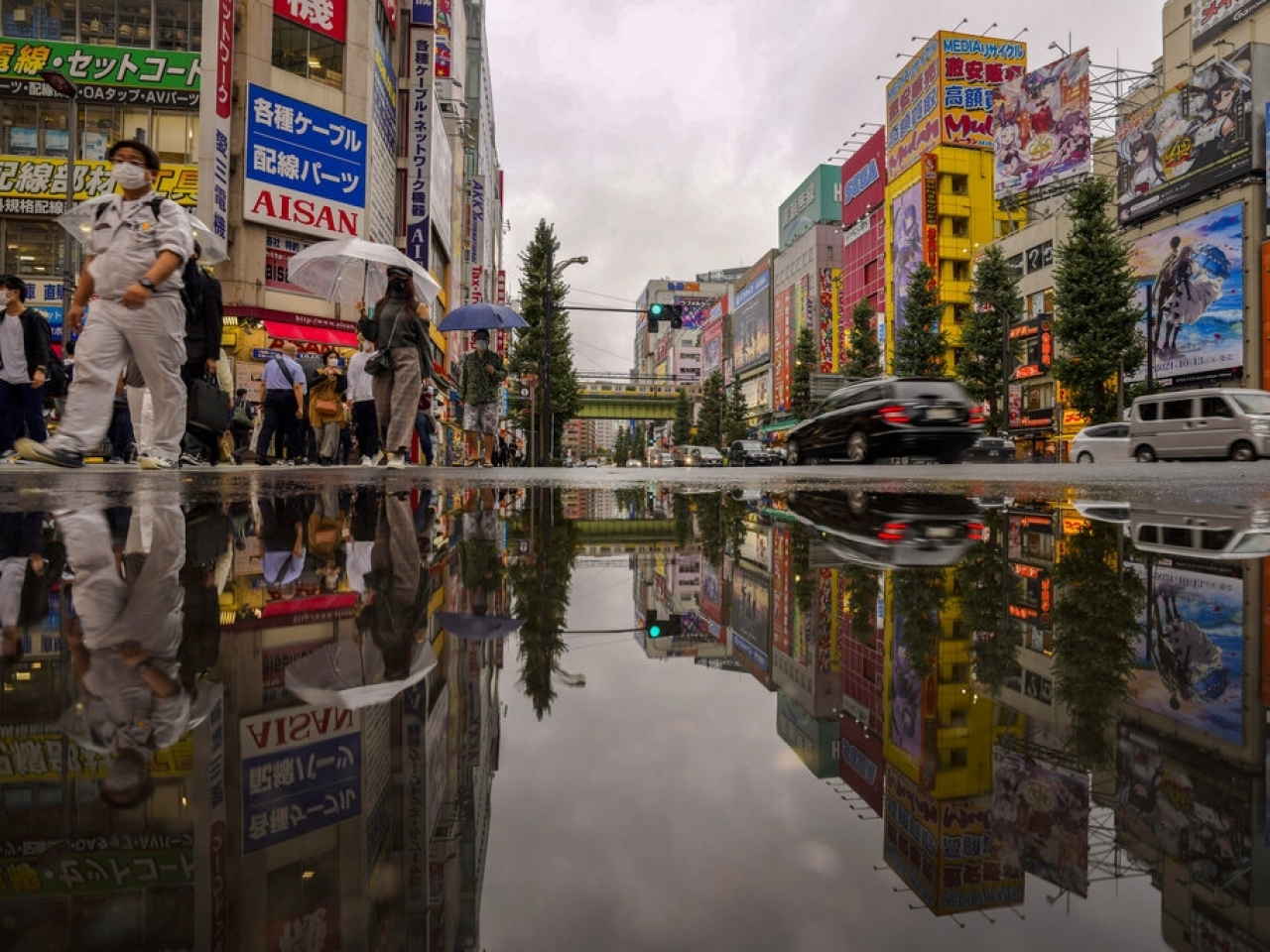 1634095472299842.jpg 日本民眾外出均戴上口罩防疫。(美聯社).jpg