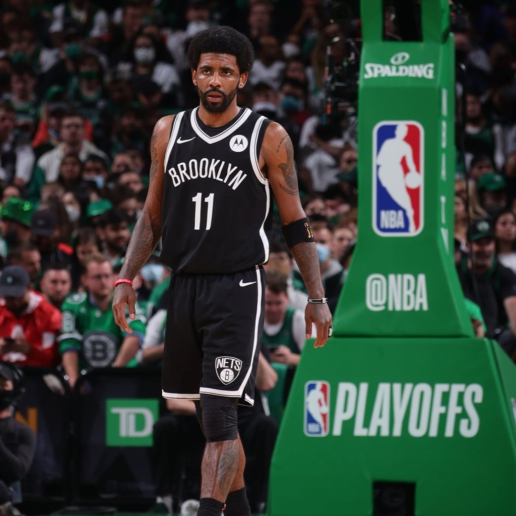 1634181671288964.jpg NBA布魯克林籃網12日決定,明星控衛厄文(前)拒絕接種COVID-19疫苗,將不得參加球隊練球和下週開打的NBA新賽季球賽。.jpg