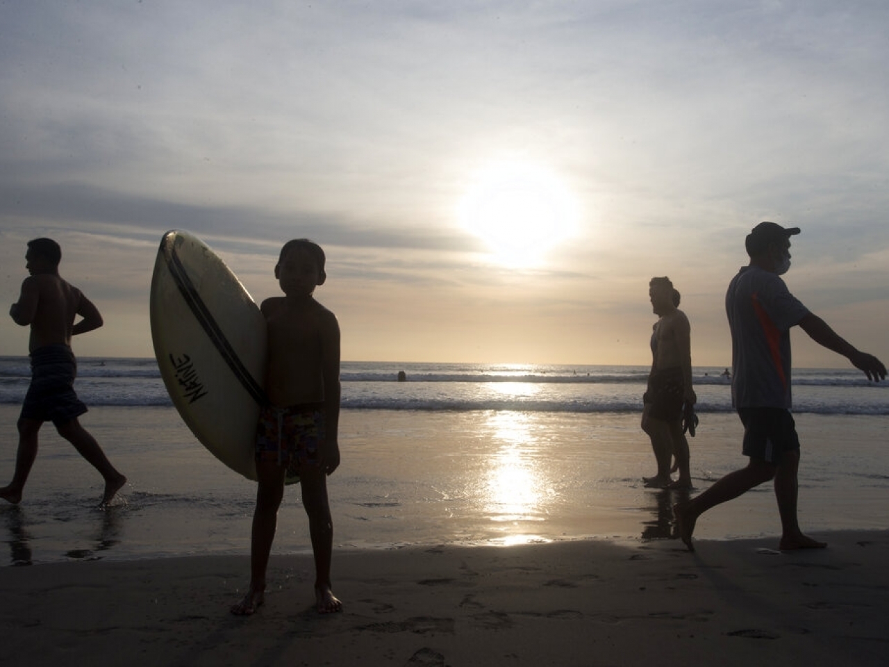 1634266016103947.jpg 印尼旅遊勝地峇里島重新向外國遊客開放。(美聯社).jpg