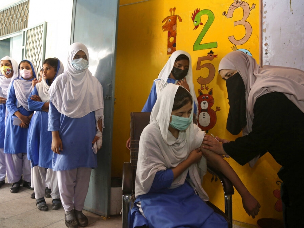 1634266038914022.jpg 巴基斯坦全民接種率估計約兩成。(美聯社資料圖片).jpg