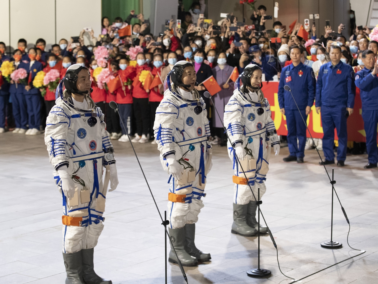 神舟十三號載人飛行任務航天員乘組出征儀式，在酒泉衛星發射中心問天閣廣場舉行。（新華社）.jpg