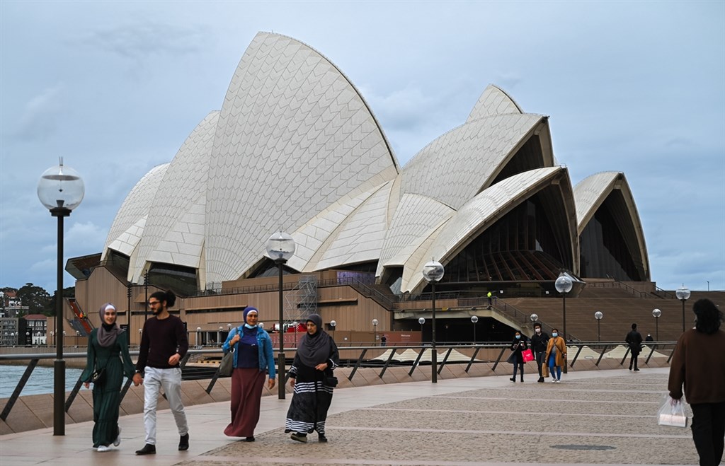 澳洲雪梨鬆綁防疫限制，辦公室不再強制戴口罩、學童返校上課。圖為12日雪梨街景。.jpg