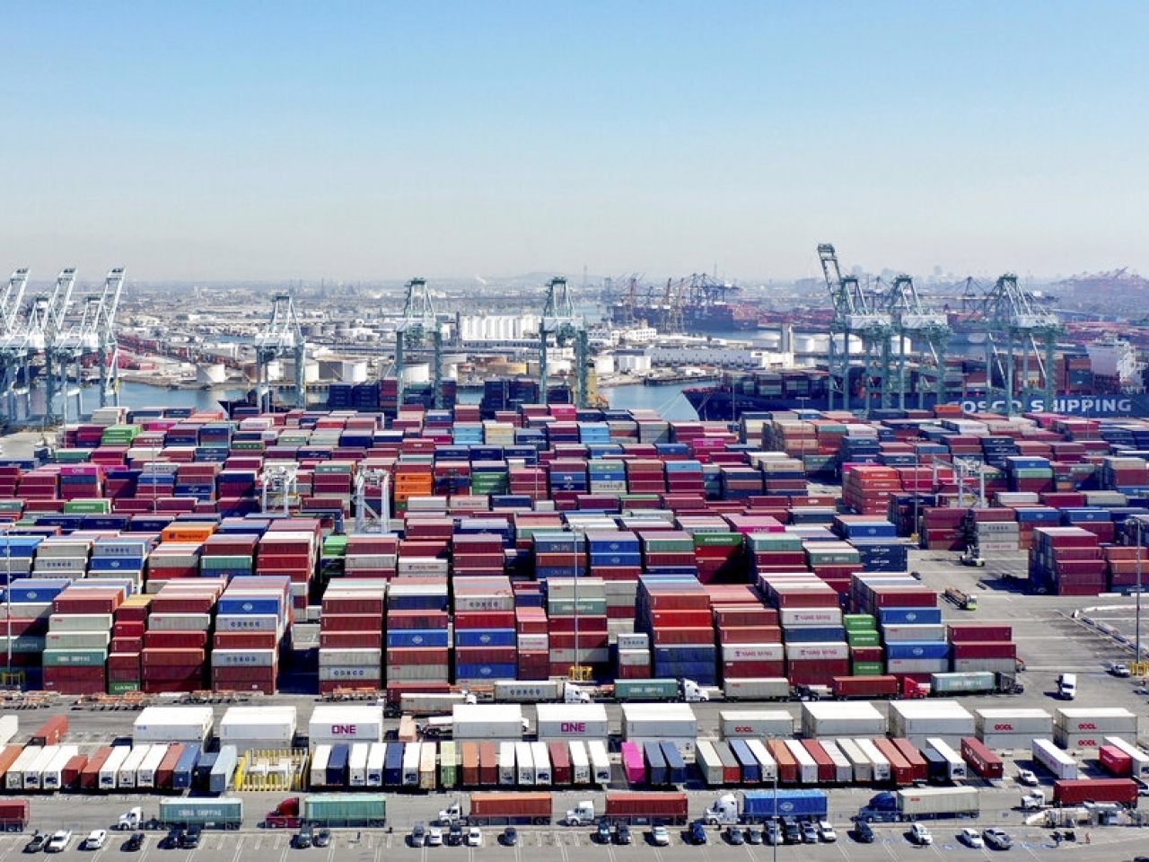 大批貨櫃積壓在洛杉磯港口，等待卸貨。（美聯社資料圖片）.jpg