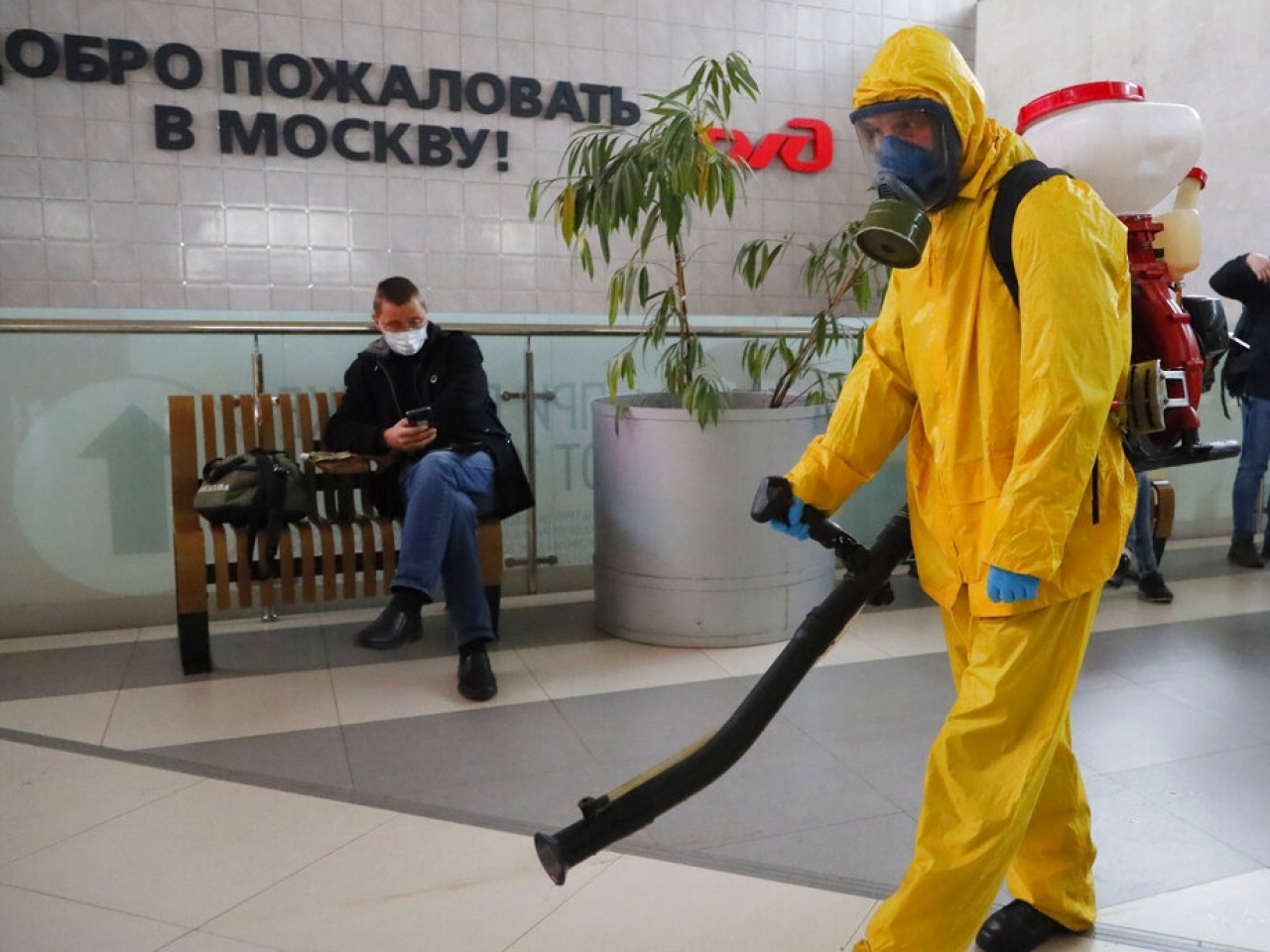防疫人員在莫斯科一個火車站消毒。（美聯社）.jpg