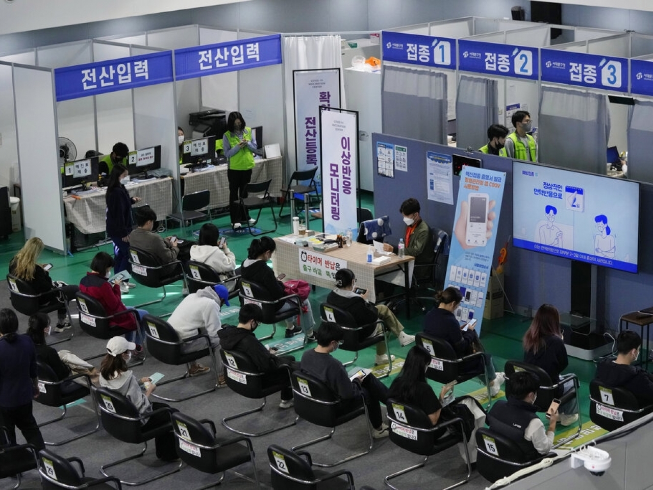 1635219959500037.jpg 首爾有民眾打針後,在接種中心內稍作休息。(美聯社資料圖片).jpg