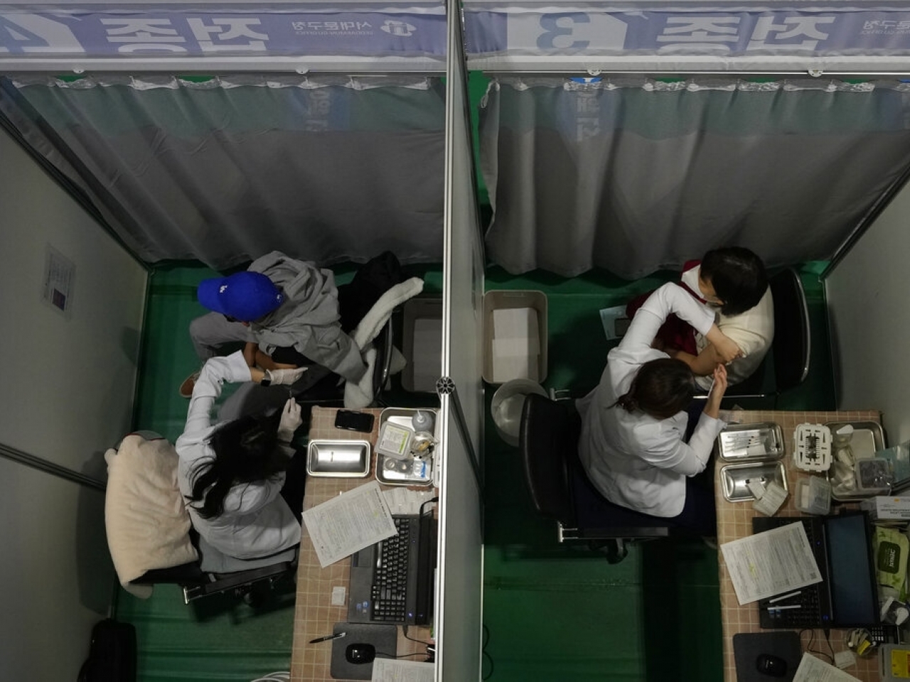 1635305563197584.jpg 南韓首爾有民眾接種新冠疫苗。(美聯社).jpg