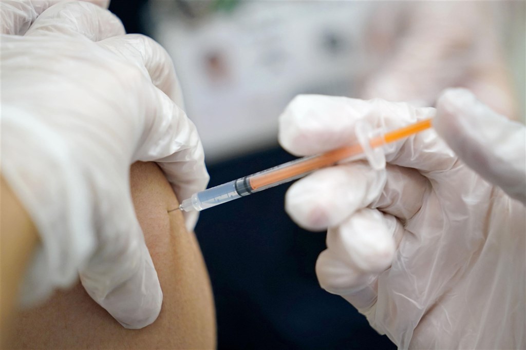 1635305572809615.jpg 日本政府公布最新數據,全境完成接種2劑COVID-19疫苗者已超過7成。(共同社).jpg