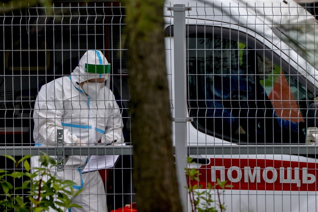 俄羅斯26日通報，境內過去24小時新增1106起COVID-19死亡病例，再創疫情爆發以來單日新高。圖為莫斯科醫護人員穿戴防護裝備執行任務。（安納杜<a href=