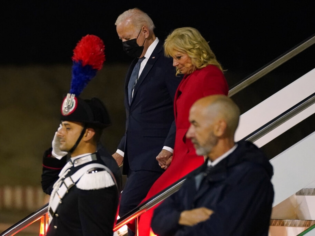 1635476922416577.jpg 美國總統拜登與夫人抵達意大利羅馬。(美聯社).jpg