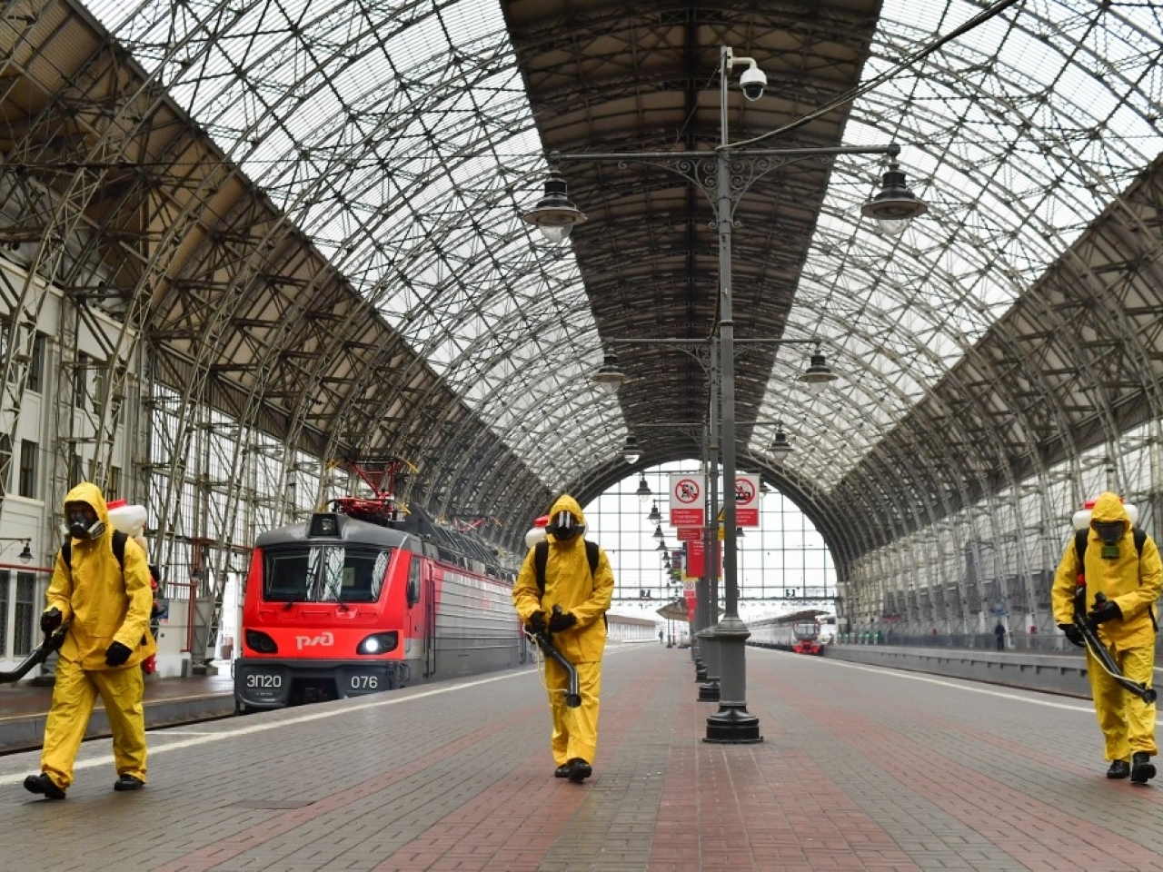 1635476942728116.jpg 在莫斯科,當局安排穿上防護裝備的人員消毒火車站。(法新社資料圖片).jpg