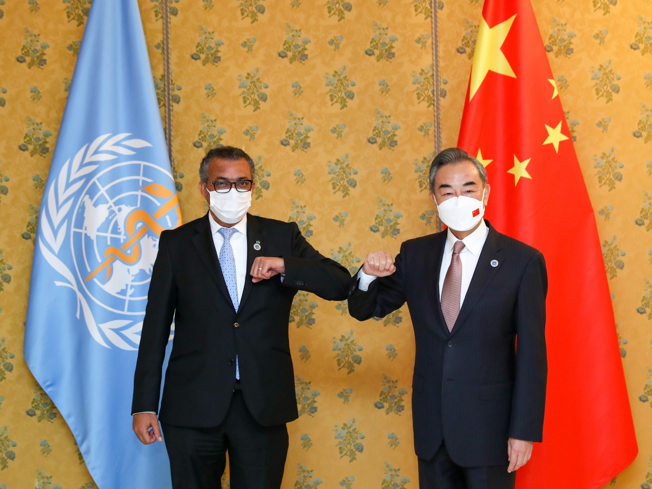 1635653024913734.jpg 國務委員兼外長王毅(右)在羅馬會見世界衛生組織總幹事譚德塞。(新華社).jpg