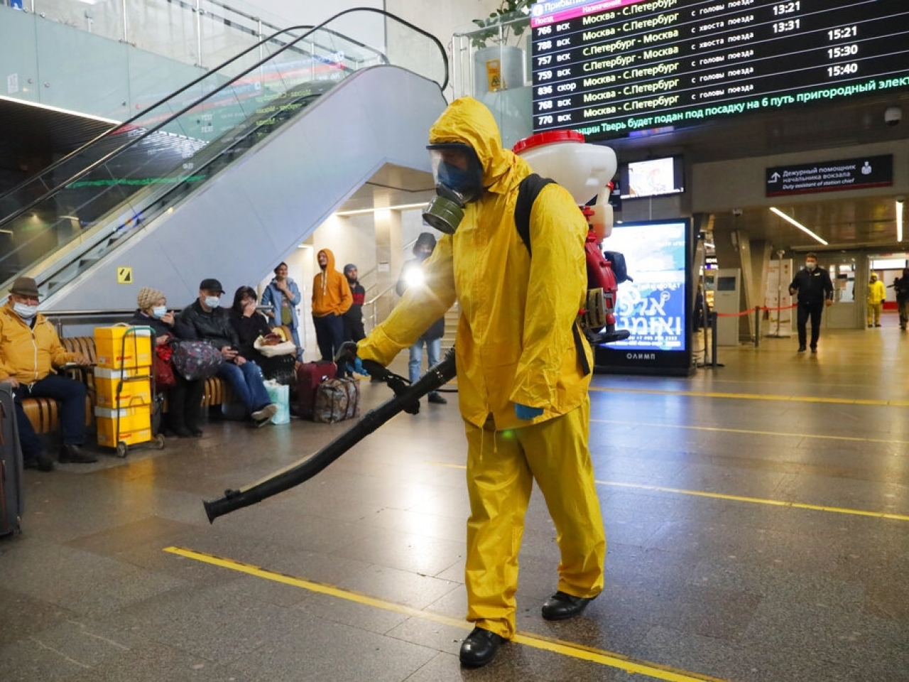 1635653068231340.jpg 在俄羅斯首都莫斯科,工作人員在火車站內消毒。(美聯社資料圖片).jpg