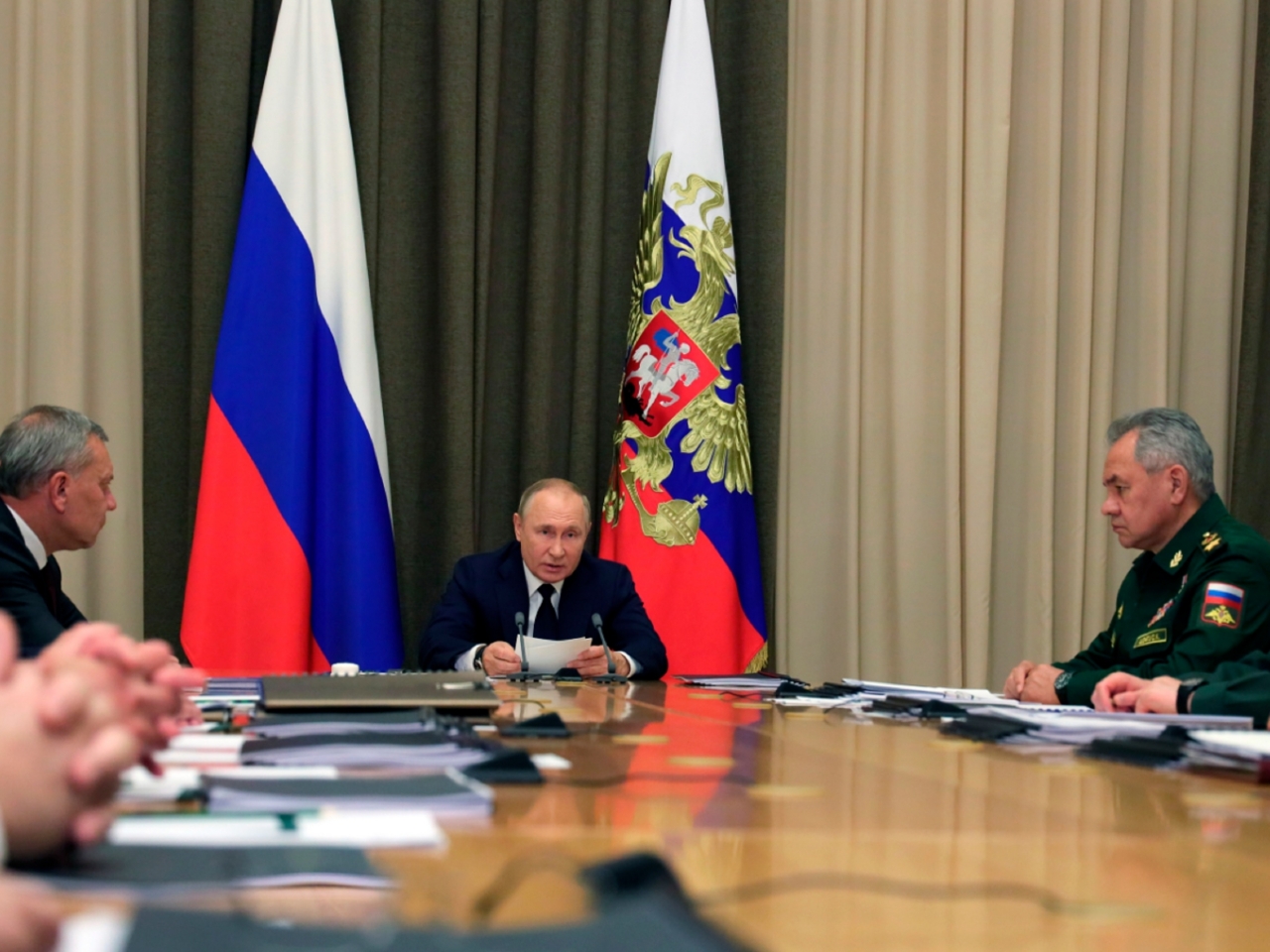 普京（中）說已要求軍方及其他高層官員，在有需要時繼續為民營醫療服務提供支援。（美聯社）.jpg