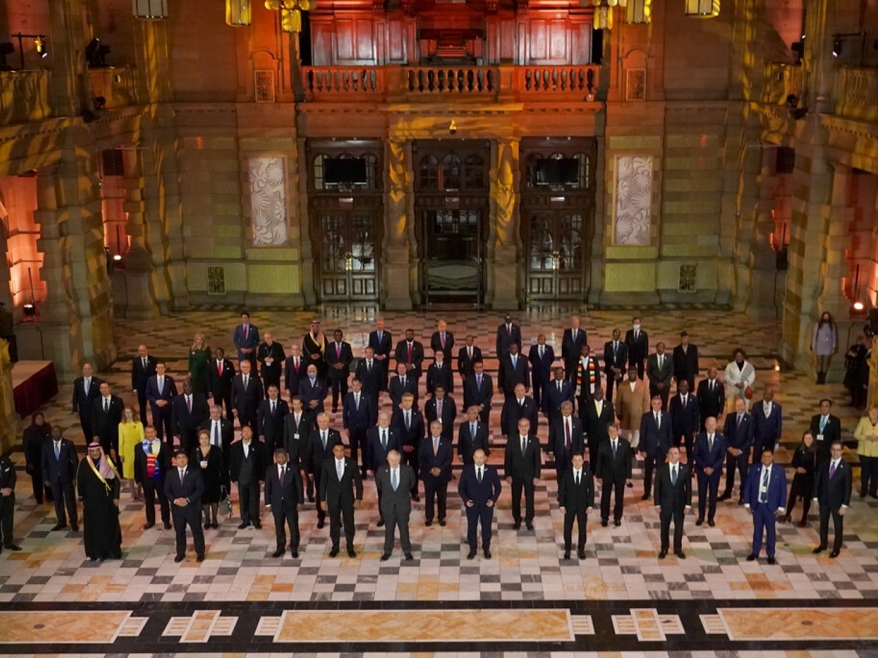 1635826164356724.jpg 在格拉斯哥出席聯合國氣候變化大會的各國領導人合照留念。(美聯社).jpg