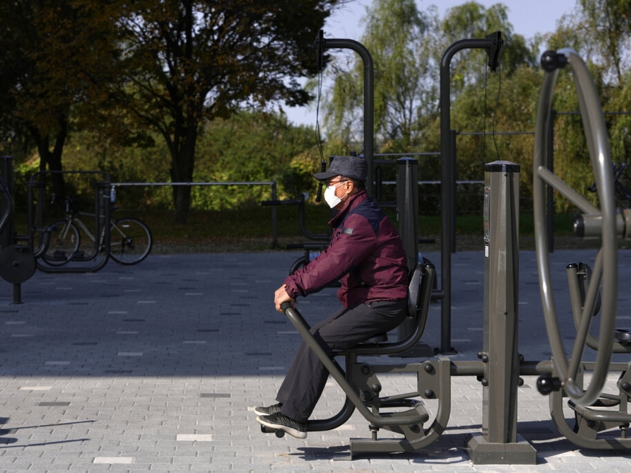 在南韓首爾一個公園，一名男子戴著口罩做運動。（美聯社資料圖片）.jpg