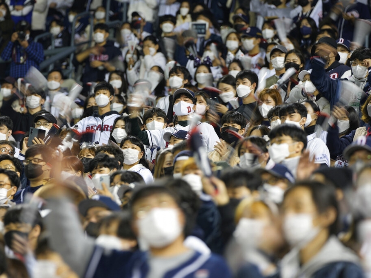 1636084216531974.jpg 进入与疫共存模式的南韩,民众可以进场观看棒球比赛。(美联社资料图片).jpg