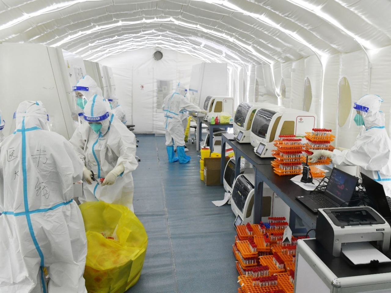 1636084241675909.jpg 黑龙江哈尔滨市正加紧全民核酸检测。(新华社).jpg