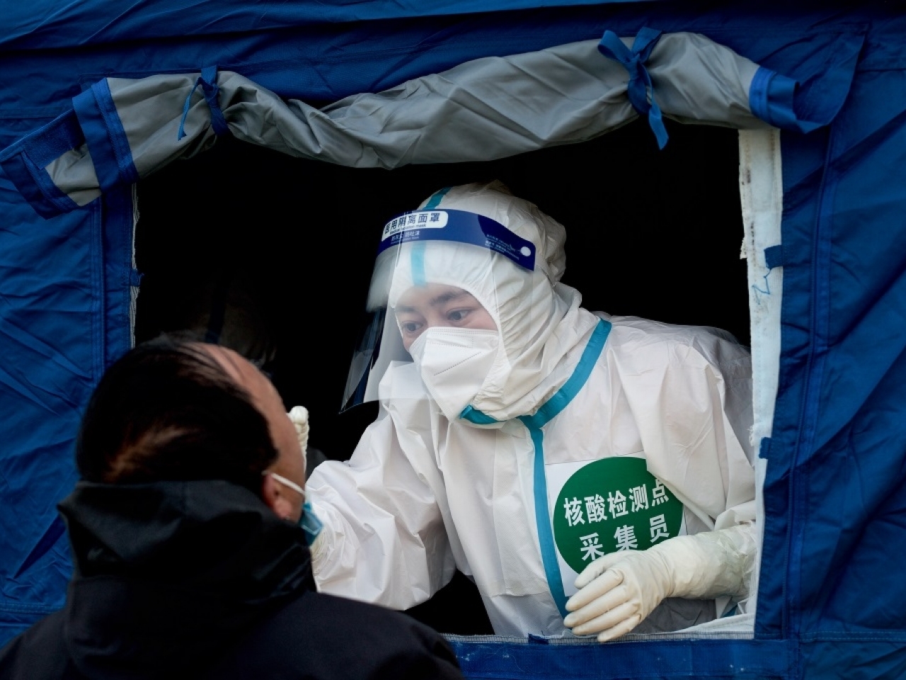 在青海省西寧市一個採樣站，醫護人員為市民進行核酸採樣。（新華社）.jpg