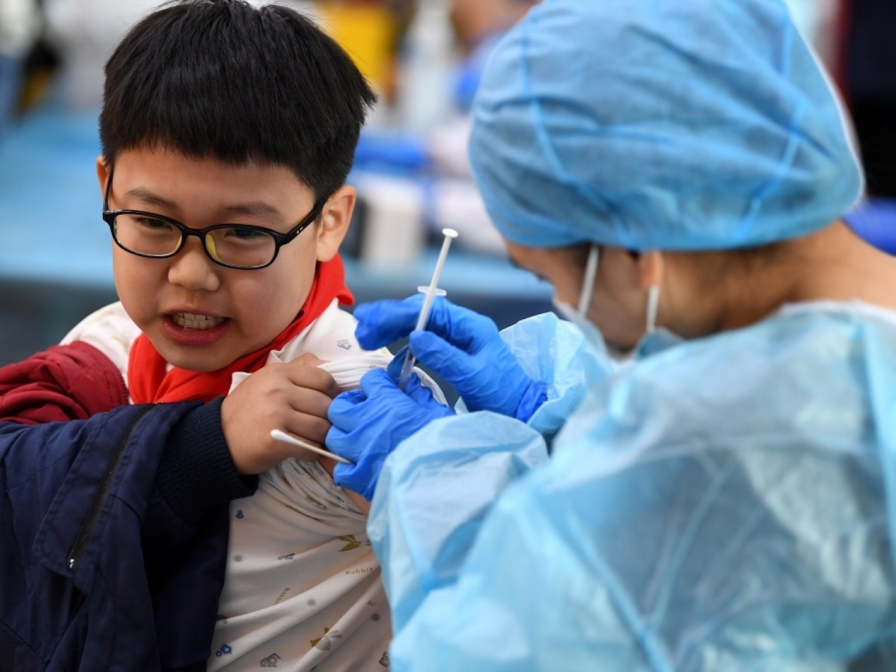 醫務人員在安徽省合肥市一間學校為小童接種疫苗。（新華社）.jpg