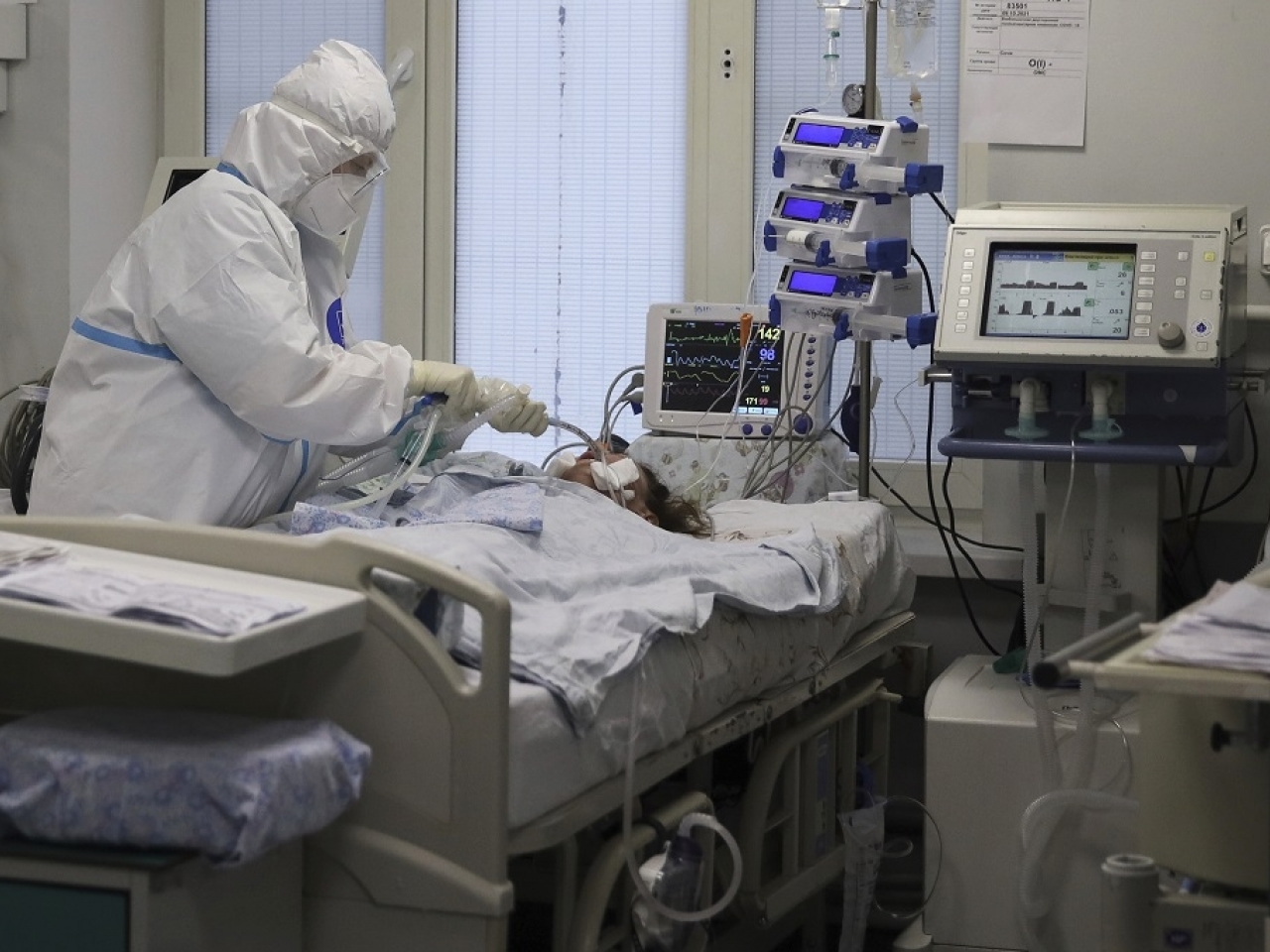 1636860928122280.jpg 俄羅斯重症病房新型肺炎病例,患者大部分沒接種疫苗。(美聯社資料圖片).jpg
