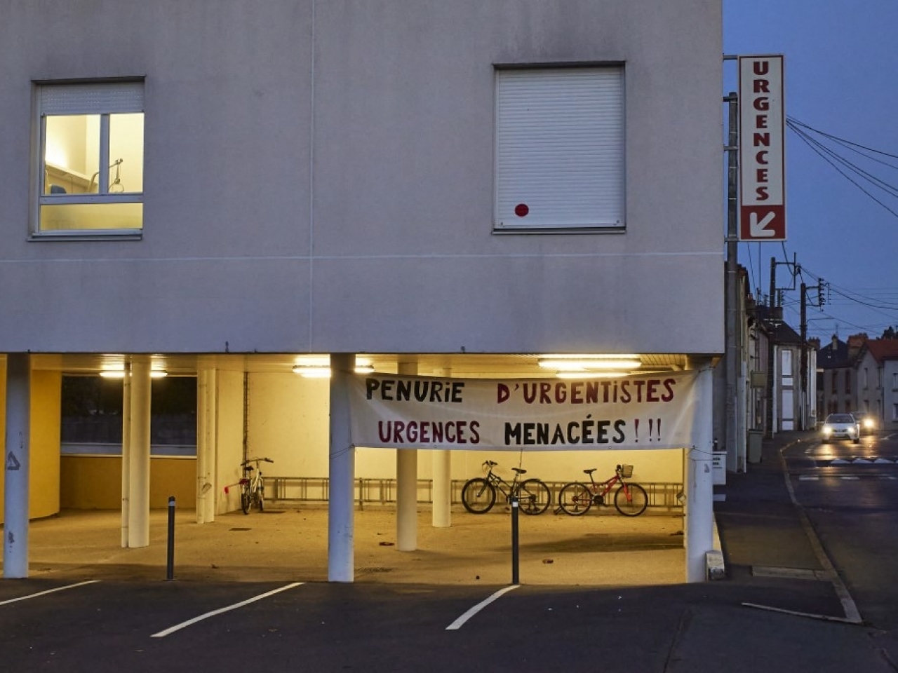 法國疫情嚴峻，住院患者人數增加。一間醫院外掛起橫額抗議急症室醫護人手不足。（法新社）.jpg