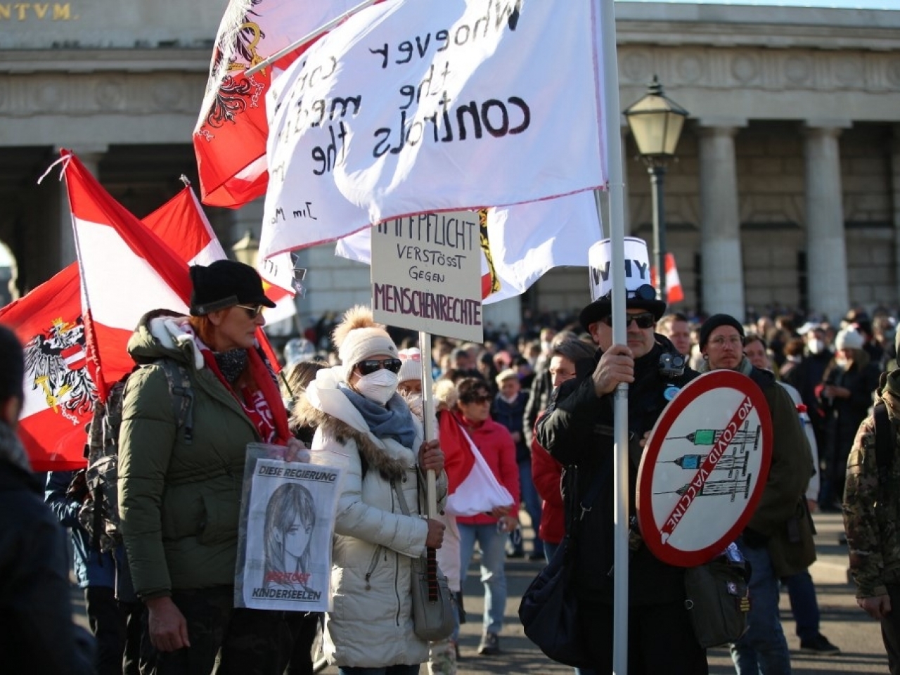 1637461769211921.jpg 星期一起實施全國封城的奧地利,數以萬計民眾在維也納上街示威,反對封城及明年2月強制接種疫苗。(法新社).jpg