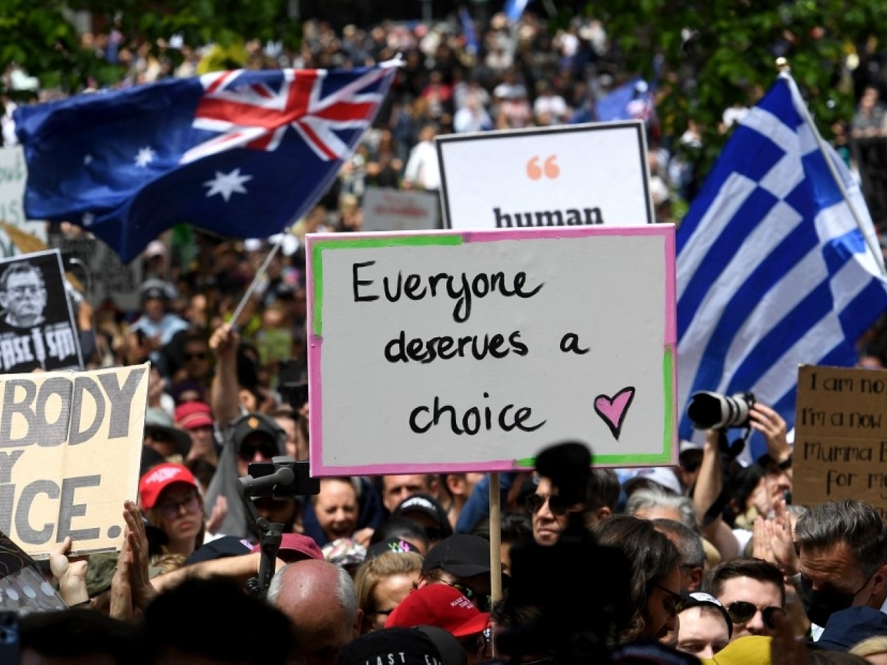 1637461903932216.jpg 在墨爾本,數千名示威者集會,抗議地方政府強制民眾接種新冠疫苗。(法新社).jpg