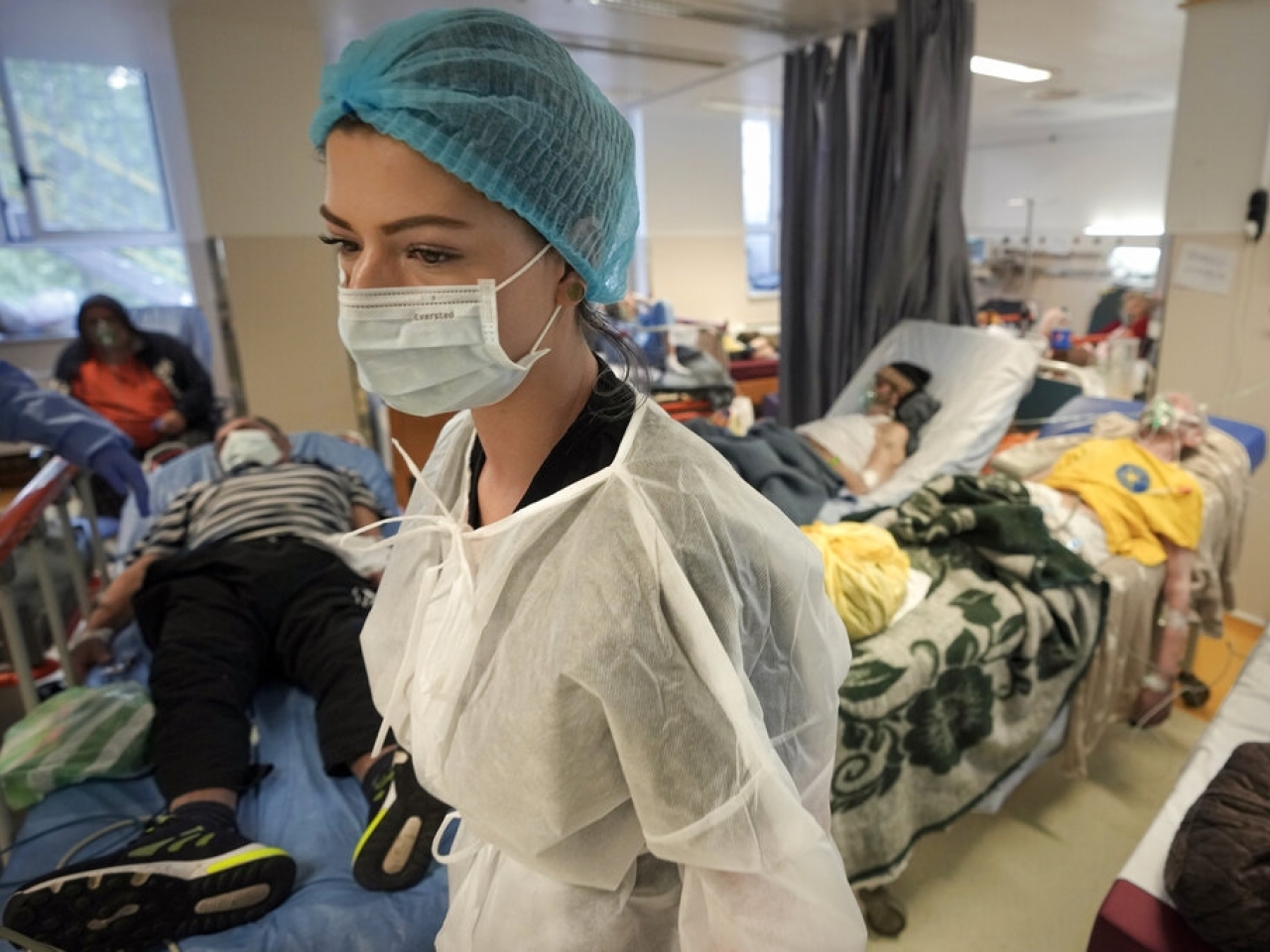 1637461925275459.jpg 世衛憂慮歐洲新一波疫,呼籲採取緊急行動。圖為羅馬尼亞一間醫院。(美聯社).jpg