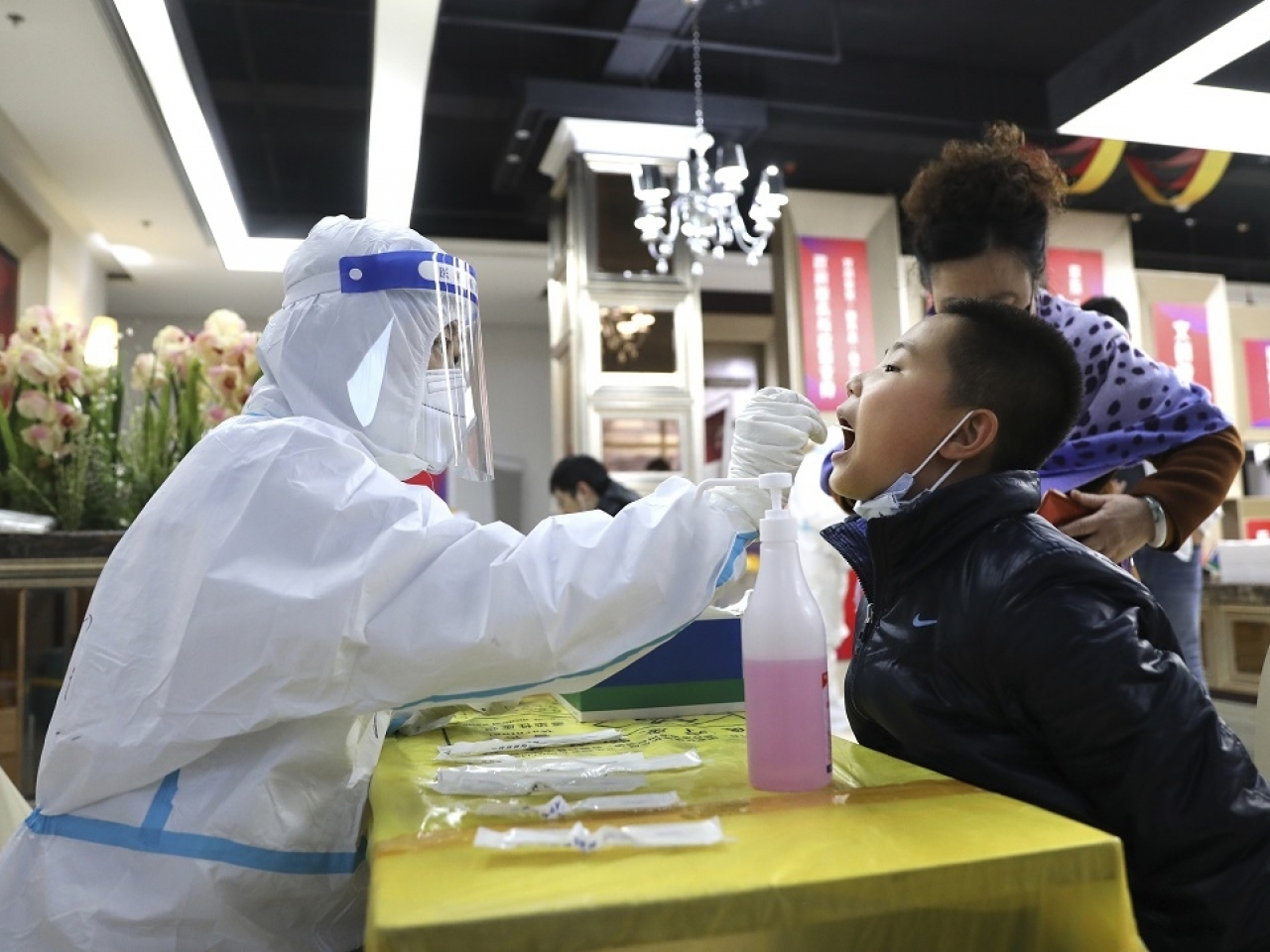 1637988414625738.jpg 醫護人員為大連市居民進行核酸檢測採樣。(新華社資料圖片).jpg