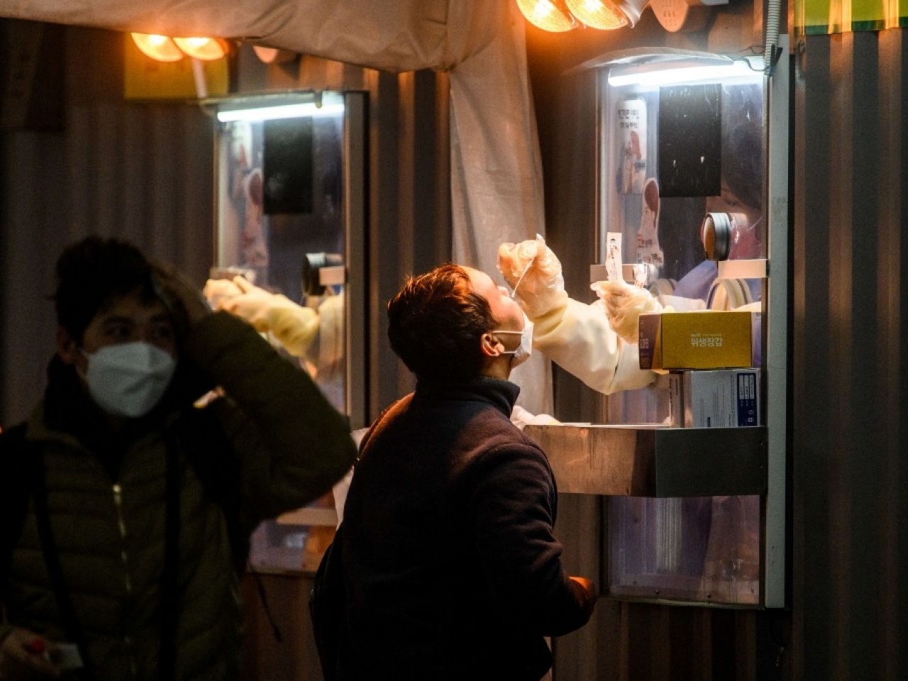 1638068448195608.jpg 南韓的防疫人員為民眾進行檢測。(法新社).jpg