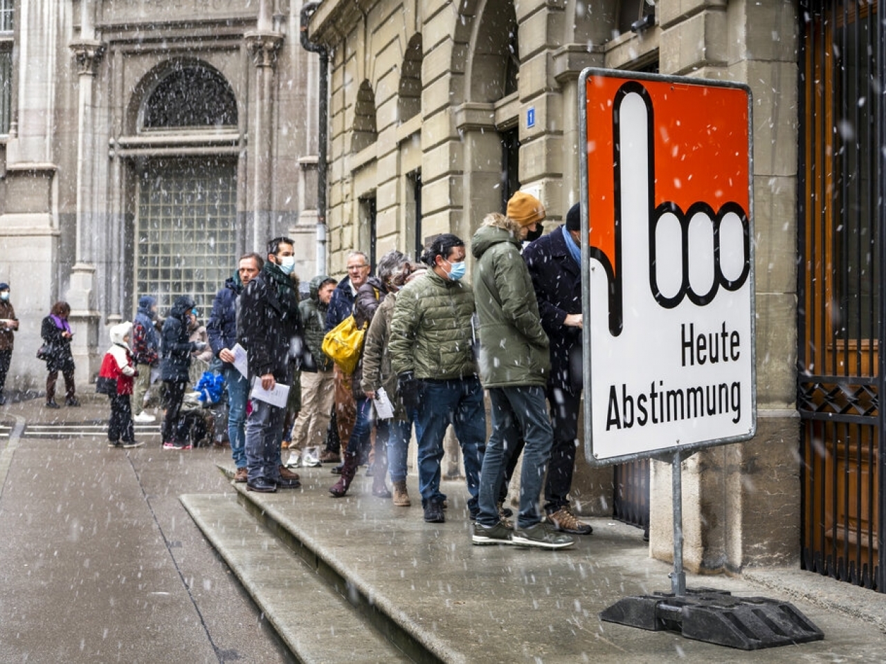 瑞士民眾排隊在公投中投票。（美聯社）.jpg
