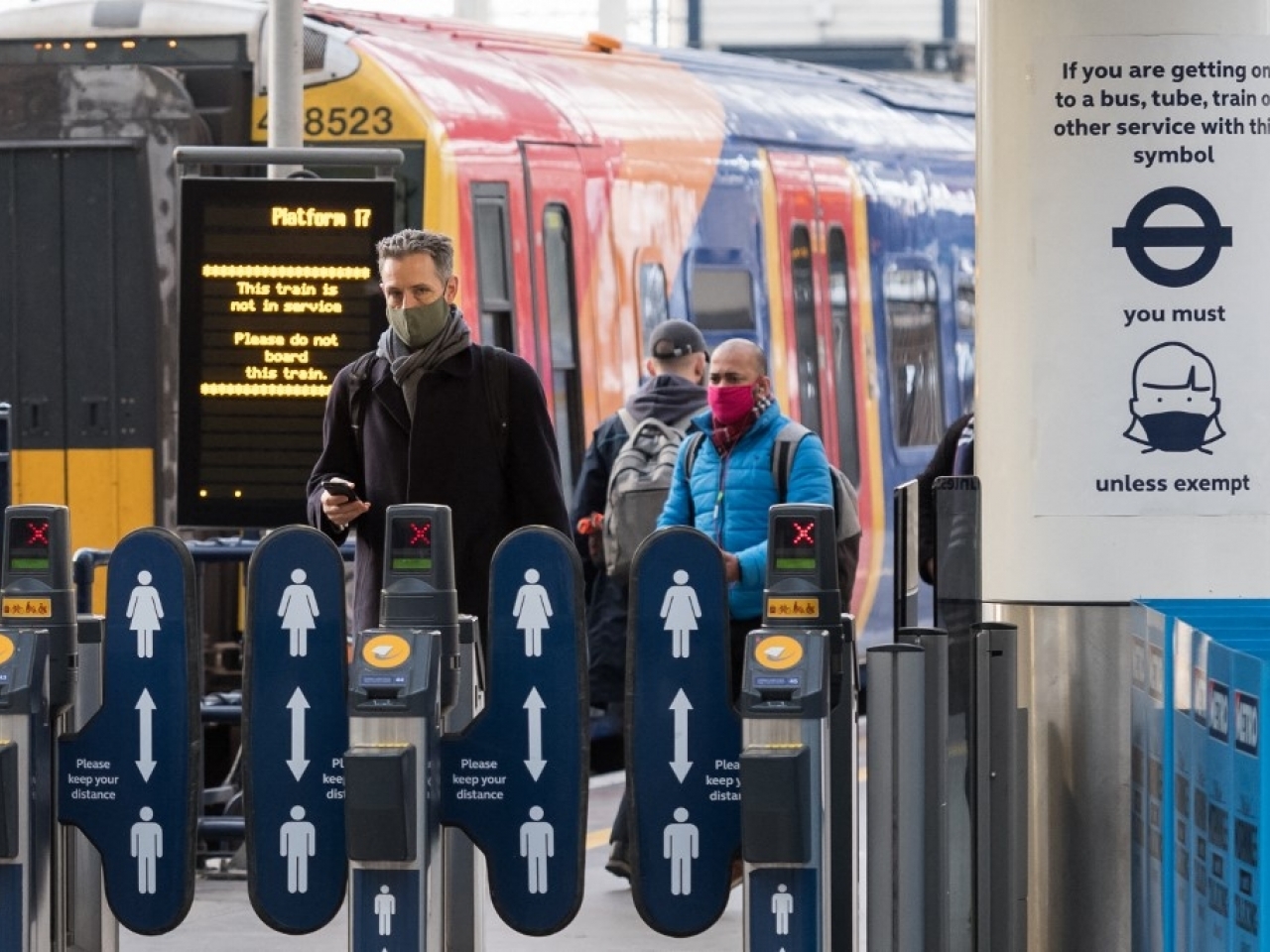 英國累計11宗Omicron個案，擴大接種疫苗計劃。當局規定民眾在公共交通要戴口罩。（法新社）.jpg