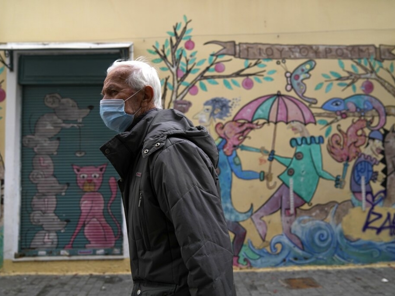 在希臘雅典，有民眾外出時戴上口罩防疫。 （美聯社）.jpg