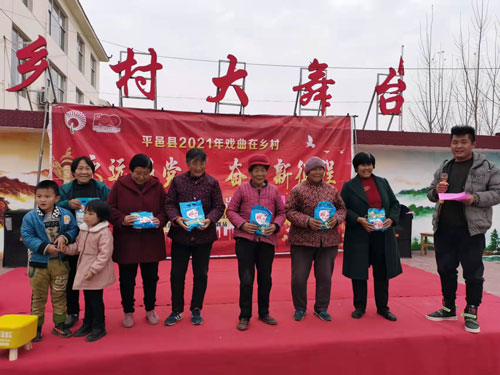 平邑县白彦镇文明实践树新风，敲锣打鼓送荣誉1.jpg