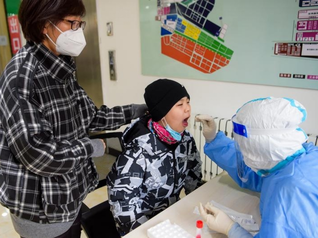 1638415263310575.jpg 內蒙古滿洲里市早前展開第二輪大規模核酸檢測。(新華社資料圖片).jpg