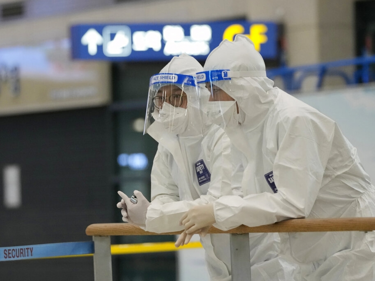 南韓的防疫人員在機場等候為入境人士進行檢測。（美聯社）.jpg