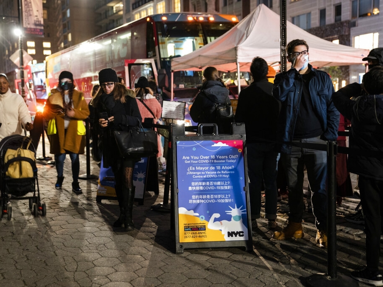 紐約有民眾等候接種新冠疫苗加強劑。（美聯社）.jpg