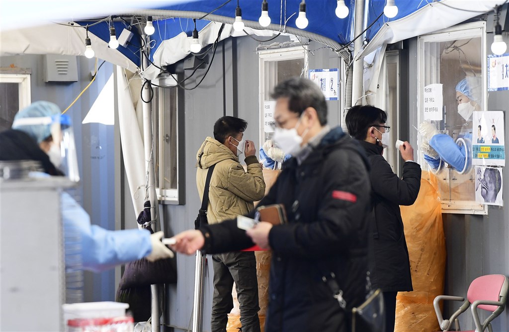 韓國5日確認感染Omicron病例增至12例，其中數名為教會教友，可能在教會活動期間導致大規模群聚感染。圖為首爾一處COVID-19檢測站。（共同社）.jpg